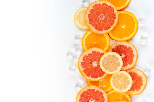 Schijfjes Grapefruit Sinaasappel Citroen Geïsoleerd Een Witte Achtergrond Met Lege — Stockfoto