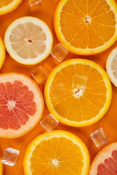 Schijfjes Grapefruit Sinaasappel Citroen Een Oranje Achtergrond — Stockfoto