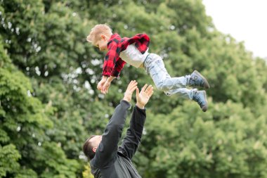 Bir baba, gülen oğlunu havaya fırlatır. Çocuk babasına güveniyor ve korkmuyor. Baba ve oğul birlikte bir hafta sonu geçirirler.