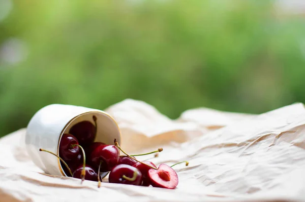 Beyaz bardakta tatlı kiraz