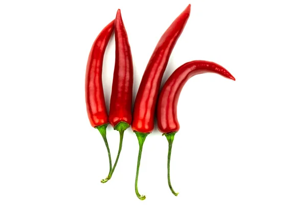 Beyaz arka plan stüdyosunda kırmızı biberler var.