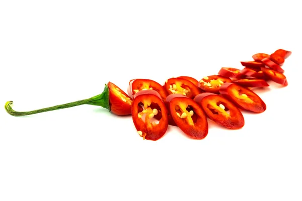 在白色背景上以胡椒的形式折叠成片的红辣椒 — 图库照片