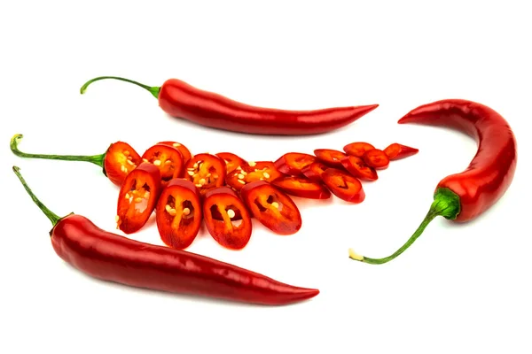 Ein Paar Rote Chilischoten Mit Einer Stücke Geschnittenen Paprika Auf — Stockfoto