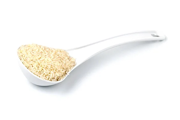 Üzerinde pirinç olan beyaz plastik kaşık.