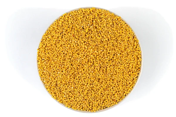 Beyaz arka planda beyaz bir kase ve çok güzel darı inlemeleri var. Üst görünüm.