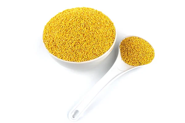 Beyaz arka planda beyaz kaşıklı beyaz kase ve darı inlemeleri. Studeio vuruldu..