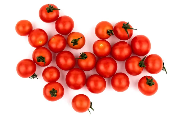 Çeri domatesleri beyaz arka plana saçılmış. Tek atış..
