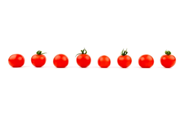 Tomates Cherry Una Fila Sobre Fondo Blanco Hermoso Plano Estudio — Foto de Stock