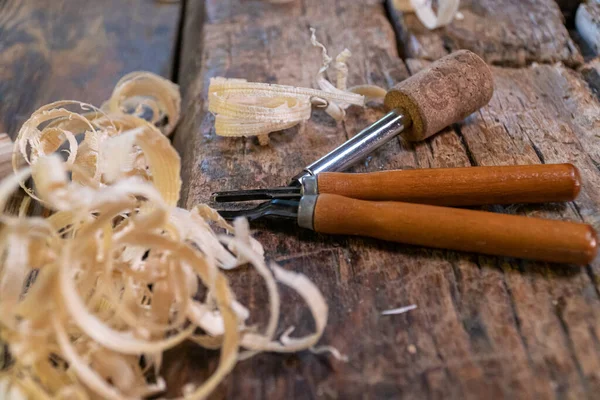 Eski bir tezgahta aletler. Tahta işleme izleri. Bir ahşap işçisinin işyeri..