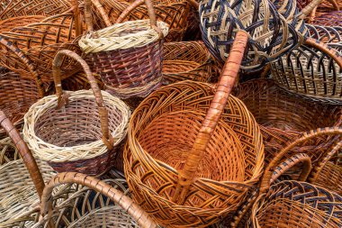 Büyük bir grup el yapımı hasır sepet. Başyapıt.