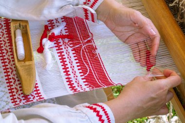 Geleneksel keten havlu nakışı. Eski teknolojilere göre....