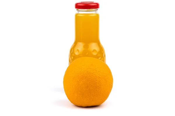 オレンジジュースボトル 近くには美しいオレンジがあります 白い背景のスタジオ写真 — ストック写真