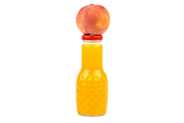 桃汁瓶 附近有多汁 美丽的桃子 白色背景的演播室照片 — 图库照片