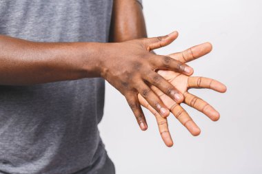 Koronavirüs, mikrop ve bakteri, sağlık konsepti ve 7 adım el yıkama önleme kovid-19 için çamaşır yıkama jeli pompası kullanılıyor..