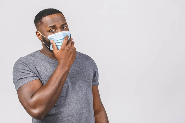 Coronavirus. Enfeksiyonu önlemek için hijyenik maske takan Afrikalı Amerikalı bir adam, grip gibi hava yoluyla bulaşan solunum hastalıkları, 2019-NCoV. Beyaz arkaplanda izole.