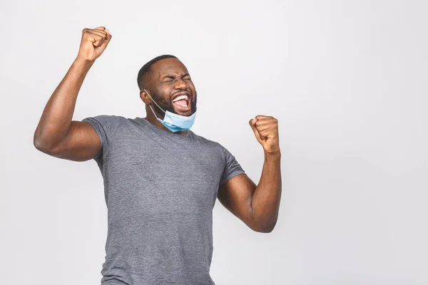 Feliz Joven Afroamericano Máscara Facial Estéril Posando Aislado Sobre Fondo — Foto de Stock