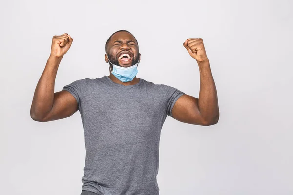 Feliz Joven Afroamericano Máscara Facial Estéril Posando Aislado Sobre Fondo — Foto de Stock