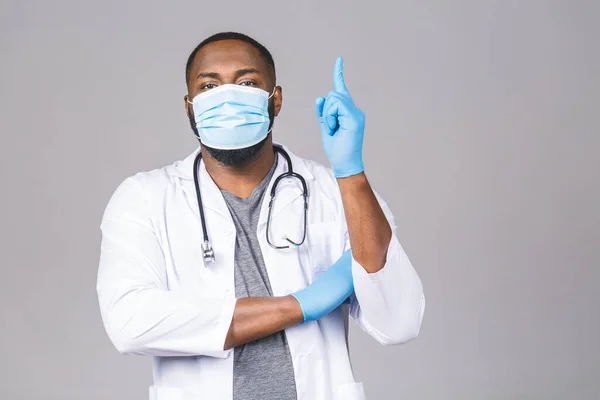 아프리카계 미국인 의사가 바탕에 마스크 장갑을 있습니다 유행성 전염병 코로나 — 스톡 사진