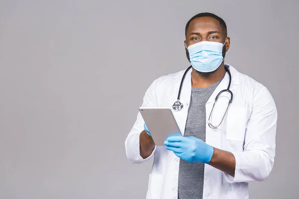 Afrikai Amerikai Orvos Férfi Arcmaszkos Kesztyűben Szürke Háttérrel Járványos Pandémiás — Stock Fotó