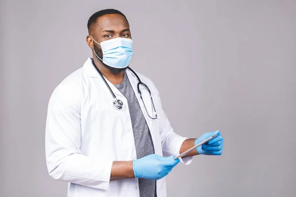Afrikai Amerikai Orvos Férfi Arcmaszkos Kesztyűben Szürke Háttérrel Járványos Pandémiás — Stock Fotó
