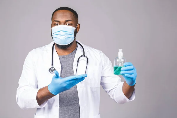 가운을 아프리카계 미국인 의사가 배경에서 마스크 장갑을 있습니다 유행성 전염병 — 스톡 사진