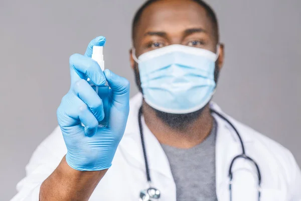 가운을 아프리카계 미국인 의사가 배경에서 마스크 장갑을 있습니다 유행성 전염병 — 스톡 사진