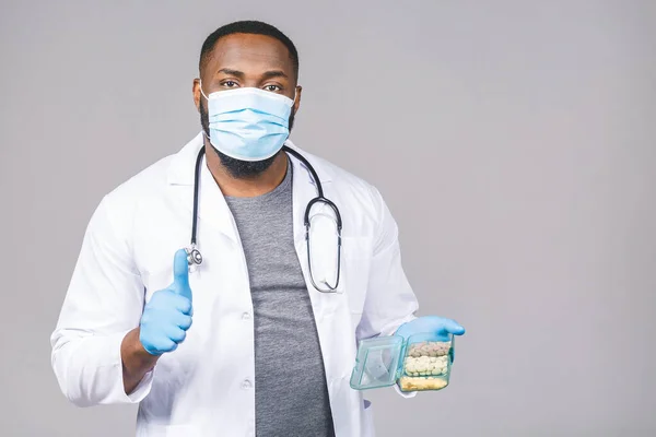 아프리카 미국인 의사가 장갑을 알약을 태블릿을 코로나 바이러스 개념은 위에서 — 스톡 사진