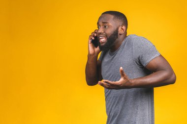 Akıllı telefon kullanan Afrikalı genç bir Amerikalı. Stresli, utanç ve şaşkınlık dolu, sinirli ve hayal kırıklığına uğramış bir yüz. Hata için korku ve üzüntü. 