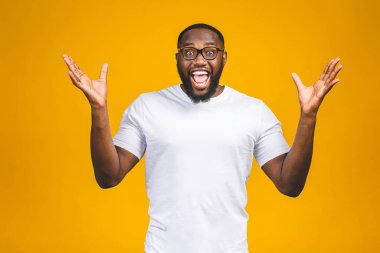 Heyecanlı genç Afrikalı Amerikalı erkek portresi şok ve şaşkınlık içinde çığlık atıyor. Şaşırmış adam etkilenmiş görünüyor, kendi şansına ve başarısına inanamıyor.