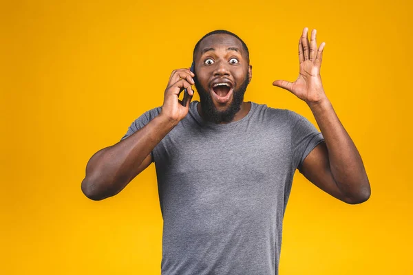 Retrato Chico Afroamericano Feliz Hablando Por Teléfono Móvil Aislado Sobre — Foto de Stock
