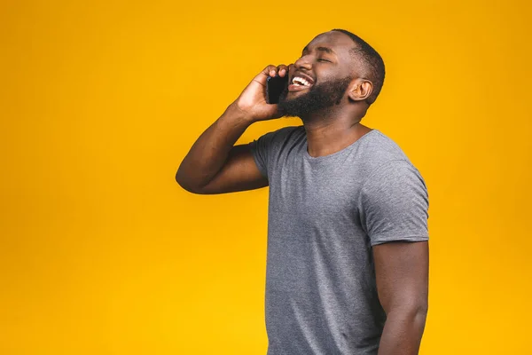 Retrato Chico Afroamericano Feliz Hablando Por Teléfono Móvil Aislado Sobre — Foto de Stock