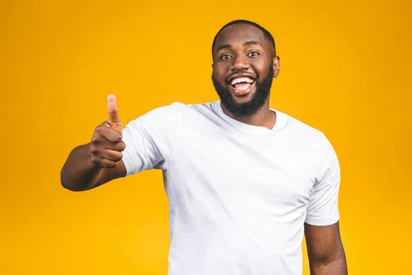 Retrato Hombre Barbudo Guapo Afroamericano Feliz Riendo Mostrando Gesto Pulgar — Foto de Stock