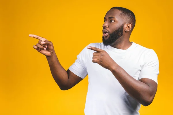 Hombre Afroamericano Sobre Fondo Aislado Asombrado Presentar Con Mano Señalando — Foto de Stock