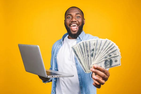 Foto Hombre Guapo Afro Americano Joven Feliz Posando Aislado Sobre — Foto de Stock