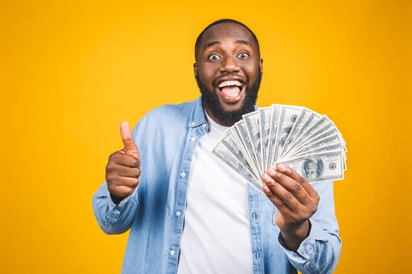 Ganador Joven Hombre Afroamericano Rico Camiseta Casual Sosteniendo Billetes Dólar — Foto de Stock