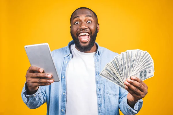 Ganador Joven Hombre Afroamericano Rico Camiseta Casual Sosteniendo Billetes Dólar — Foto de Stock