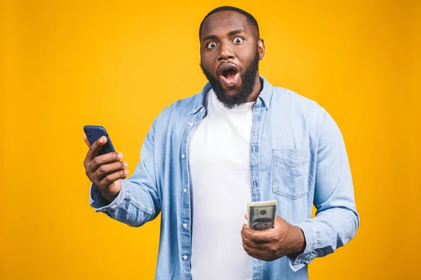 Ganador Joven Hombre Afroamericano Rico Camiseta Casual Con Billetes Dólar — Foto de Stock