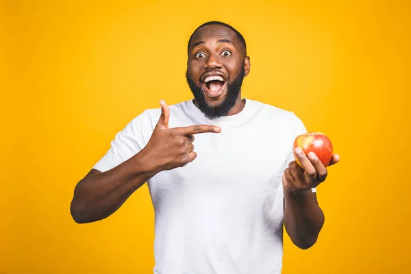 Saludable Hombre Afroamericano Sosteniendo Una Manzana Aislada Sobre Fondo Amarillo — Foto de Stock