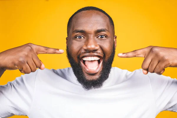 Hombre Afroamericano Sonríe Atención Salud Dental Aislada Contra Fondo Amarillo — Foto de Stock