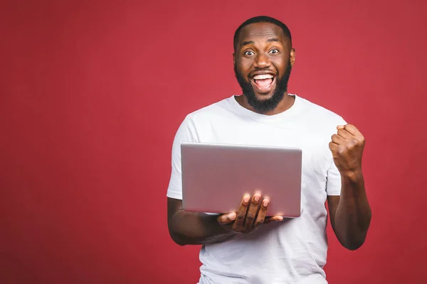 Emocionado Hombre Afro Americano Feliz Mirando Pantalla Del Ordenador Portátil — Foto de Stock