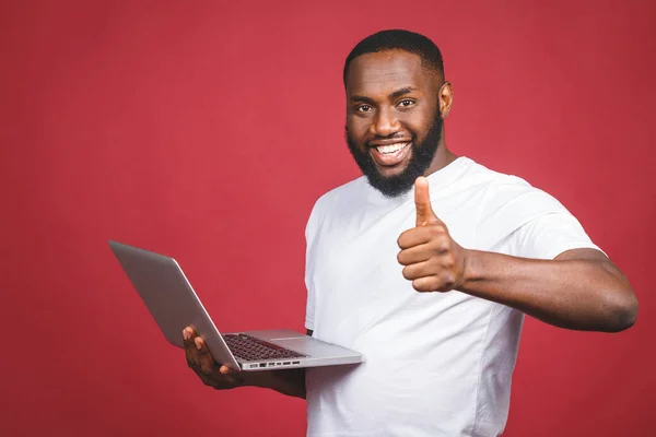 Emocionado Hombre Afro Americano Feliz Con Pantalla Ordenador Celebrando Victoria — Foto de Stock