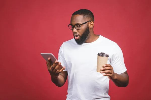 Escribiendo Mensaje Sorprendido Hombre Negro Escribiendo Algo Teléfono Móvil Bebiendo — Foto de Stock