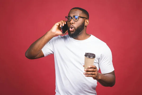 Retrato Del Hombre Afroamericano Guapo Sorprendido Con Teléfono Móvil Llevar — Foto de Stock