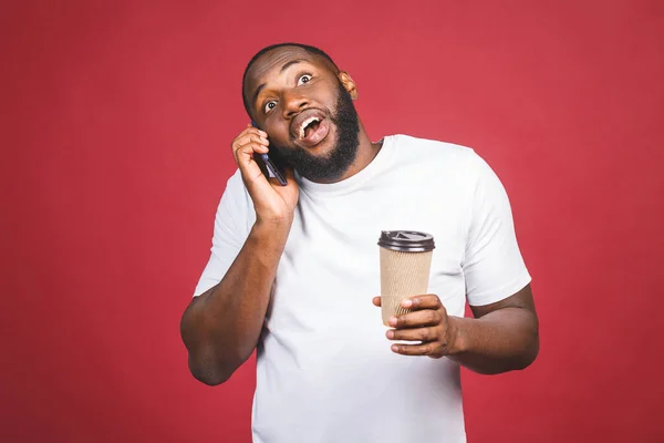 Retrato Del Hombre Afroamericano Guapo Sorprendido Con Teléfono Móvil Llevar — Foto de Stock