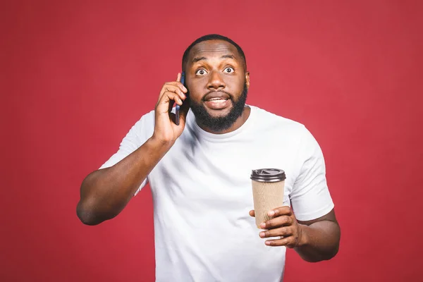 Retrato Del Hombre Afroamericano Guapo Sorprendido Con Teléfono Móvil Llevar — Foto de Stock