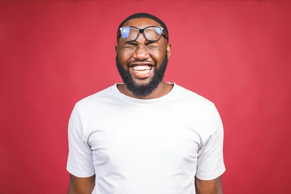 Retrato Hombre Afroamericano Riendo Ensilado Sobre Rojo — Foto de Stock