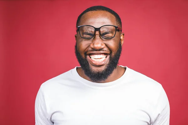 Retrato Hombre Afroamericano Riendo Ensilado Sobre Rojo — Foto de Stock