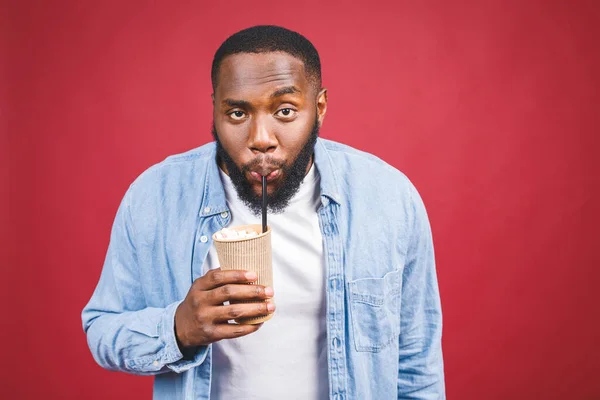 Elegante Joven Afroamericano Hombre Sosteniendo Taza Café Para Llevar Aislado — Foto de Stock