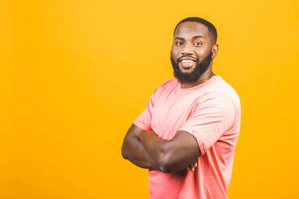 Retrato Joven Alegre Africano Pie Sobre Fondo Amarillo — Foto de Stock