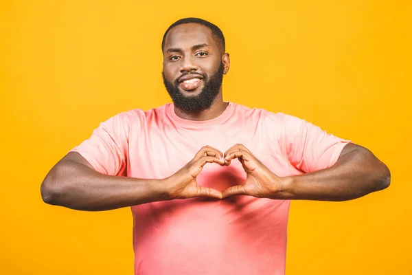 Signo Cardíaco Retrato Joven Alegre Africano Pie Sobre Fondo Amarillo — Foto de Stock